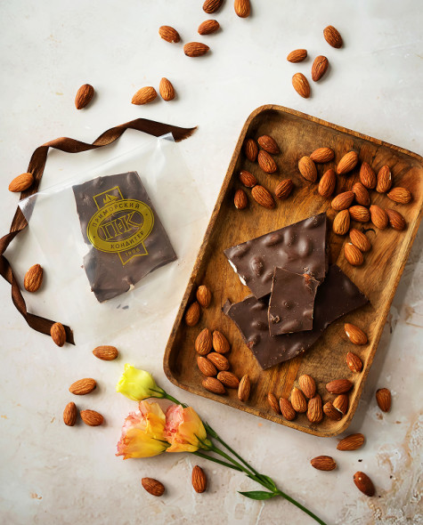 Тёмный шоколад «Littoral» ломанный с миндалём