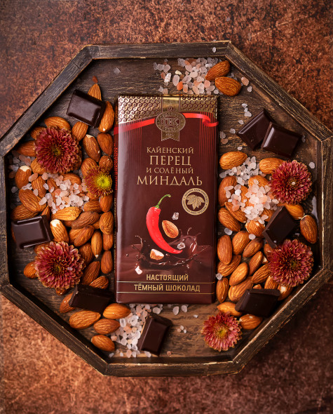 Тёмный с кайенским перцем и солёным миндалём