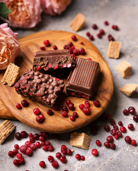 Тёмный с вафельной крошкой и брусникой