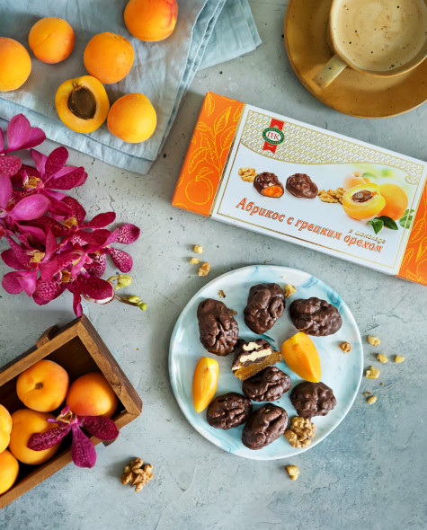 Абрикос с грецким орехом в шоколаде