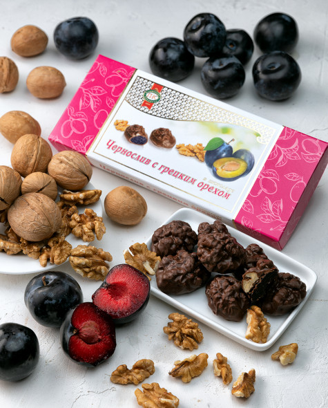Чернослив с грецким орехом в шоколаде