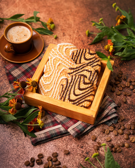 Ванильное декорированное тёмной глазурью