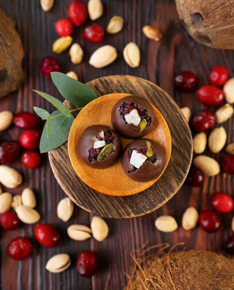 Из тёмного шоколада с начинкой клюква, кокос, фисташка