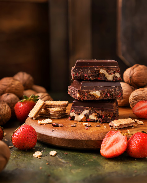 Тёмный с вафельной крошкой, грецким орехом и клубникой